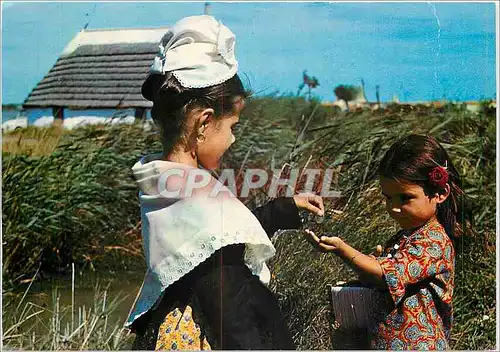 Moderne Karte Les Belles Images de Camargue Mireille faisant l'aumone Folklore