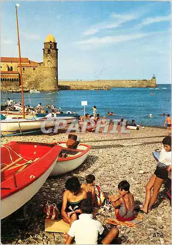 Moderne Karte En Parcourant la cote Vermaille Collioure Vue sur la plage des Pecheurs et l'Eglise (M H XVIIe s