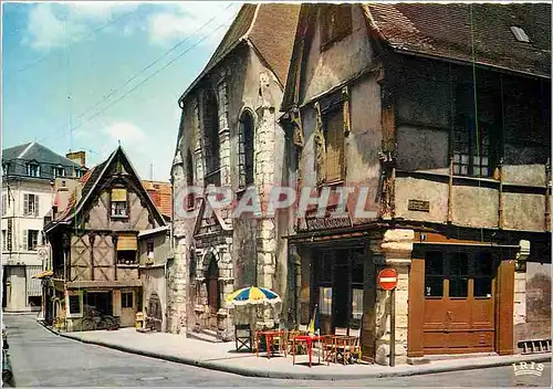 Cartes postales moderne Montlucon (Allier) L'eglise Saint Pierre (portail de 1638) et vieille maisons de bois du XVe s