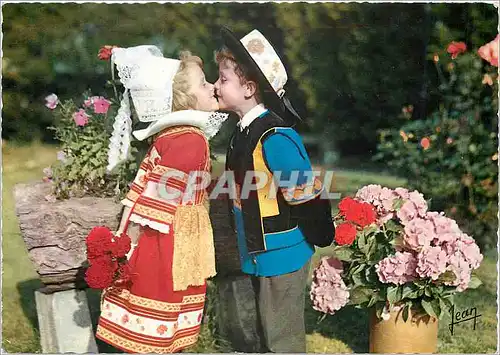 Cartes postales moderne Enfants en costumes de Fouesnant a Benodet