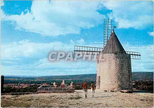 Cartes postales moderne Le Moulin d'Alphonse Daudet a Fontvieille que l'on apercoit dans le fond a gauche