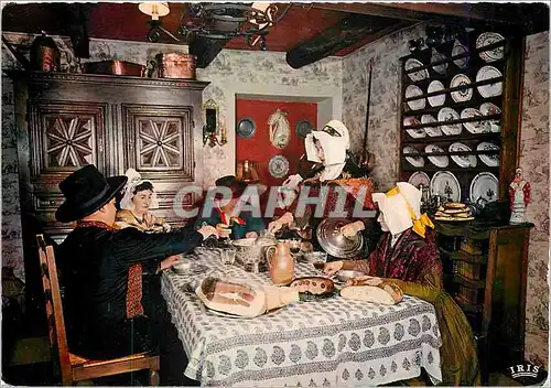 Cartes postales moderne En Auvergne Beau Pays Braves Gens Le Repas en Famille un jour de Fete Folklore