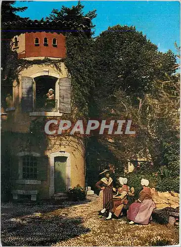 Cartes postales moderne Folklore Provencal Marseillaises en costumes authentiques devant pigeonnier de style provencal