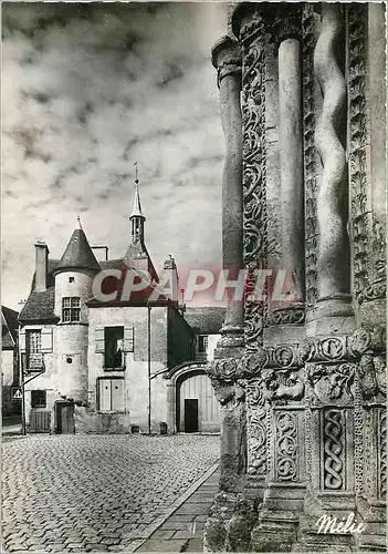 Cartes postales moderne Avallon (Yonne) Portail de l'Eglise St Lazar et Maison du XVe s