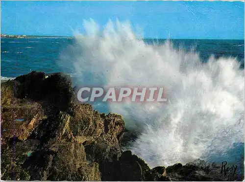 Cartes postales moderne Au Bord de la Mer rogue se brisant sur les rochers