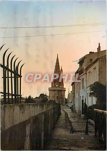 Cartes postales moderne La Rochelle (Ch Mme) La Rue sur les Murs le soir