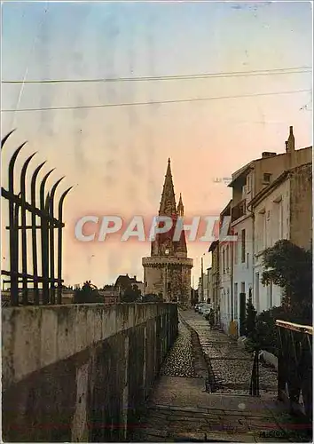 Moderne Karte La Rochelle (Ch Mme) La Rue sur les Murs le soir