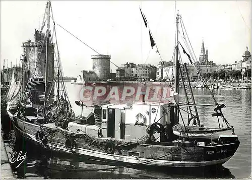 Cartes postales moderne La Rochelle (Ch Mme) Un coin du Port et les Trois Tours Bateau Fleur des Iles