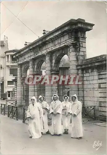 Cartes postales moderne Dax (Landes) les Curistes devant la Fontaine Chaude