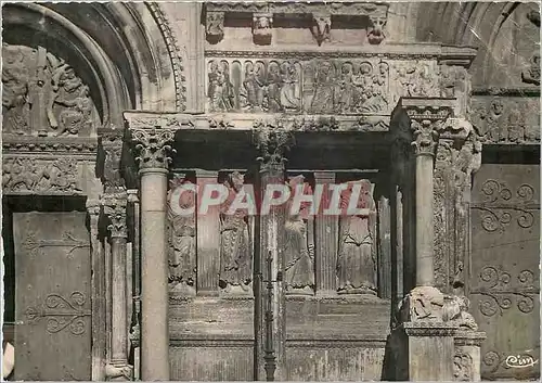 Cartes postales moderne St Gilles du Gard (Gard) Eglise Abbatiale (XIIe s) facade Statues cote droit portail central