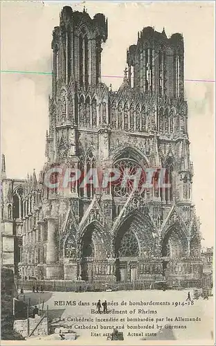 Ansichtskarte AK Reims Dans ses annees de bombardement 1914 18 La Cathedrale incediee et bombardee par les Allema