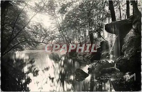 Cartes postales moderne En flanant au Bois de Vincennes La Cascade du lac