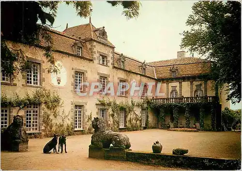 Cartes postales moderne Davayat Puy de Dome Cour d'honneur et ses lions de garde en lave volcanique