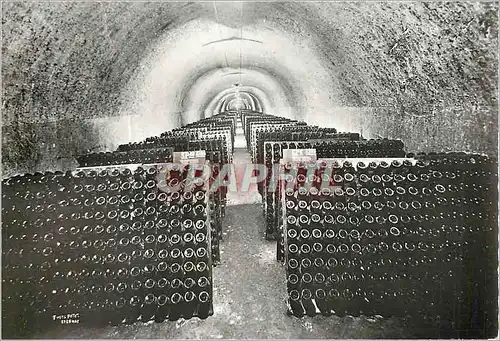 Cartes postales moderne Une galerie de boutoilles sur et Pupitras dans los Caves Champagne Mercier Epernay