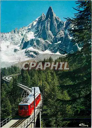 Cartes postales moderne Chamonix Mont Blanc Hte Savoie Le petit train du Montenvers au fond le Dru