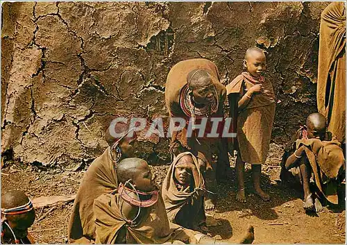 Moderne Karte Femmes et enfants Masai devant leur hutte