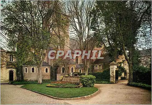 Cartes postales moderne Abbaye Saint Pierre de Solesmes Sarthe La cour d'entree