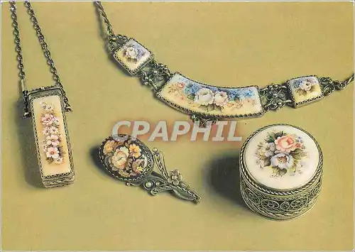 Cartes postales moderne Jewellery pieces with Rostov enamels are created by two people