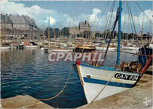 Cartes postales moderne Saint Malo L et V Les yachts devant le Chateau Bateaux