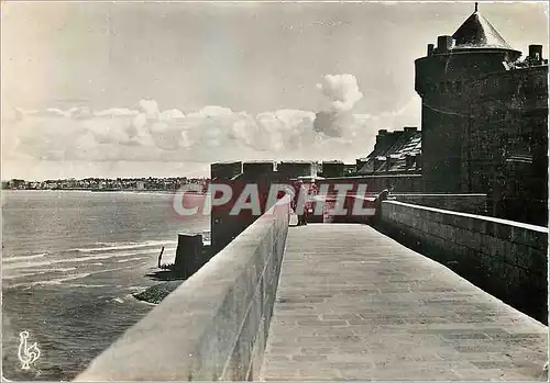 Cartes postales moderne Saint Malo L et V Les Remparts le Petit Donjon et la Tour des Dames