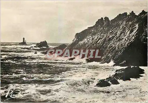 Cartes postales moderne En Bretagne La Pointe du Raz Les Brisants au fond le Phare de la Vieille