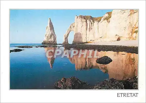 Cartes postales moderne Etretat Seine maritime La Falaise et l'Aiguille se mirent dans l'Eau