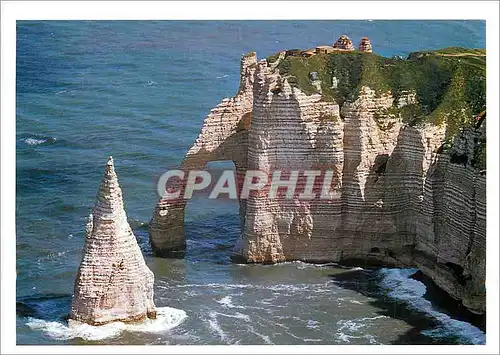 Cartes postales moderne Etretat Seine Maritime L'Aiguille la Porte d'Aval la plage et les falaises