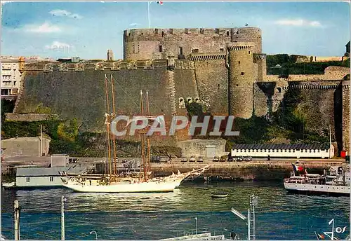 Cartes postales moderne Goelette devant le Chateau de Brest