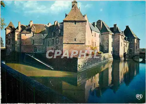 Cartes postales moderne Carrouges Orne Le Chateau se mirant dans les douves