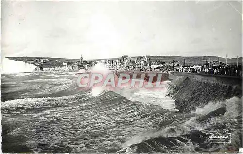 Cartes postales moderne Le Treport Seine Maritime Effets de vagues sur la digue et vue sur Mers