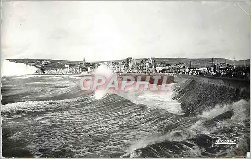 Moderne Karte Le Treport Seine Maritime Effets de vagues sur la digue et vue sur Mers