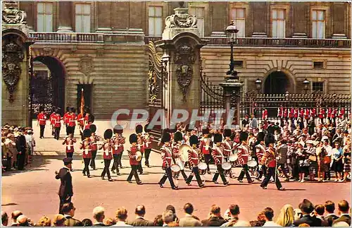 Cartes postales moderne The Queen Guard Buckingham Palace London Militaria