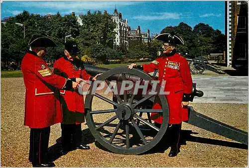 Cartes postales moderne Chelsea Pensioners London Still magnificent in their colorful uniforms Militaria