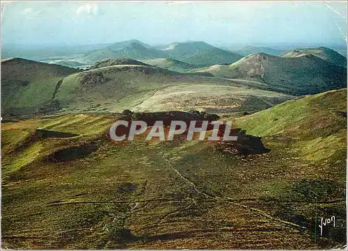 Cartes postales moderne Le Puy de Dome Paysage volcanique vu de la route conduisant au sommet du Puy