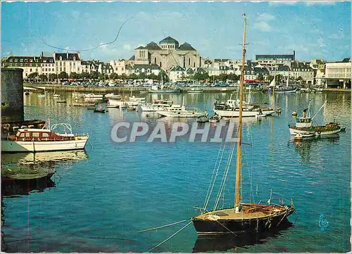 Cartes postales moderne Concarneau Le Port l'Avenue Pierre Gueguen et l'Eglise du Sacre Coeur de Marie Bateaux