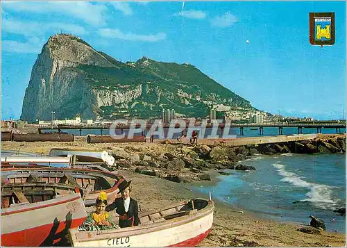 Cartes postales moderne La Linea Cadiz Couple d'enfants Andalous Au fond le Penon de Gibraltar