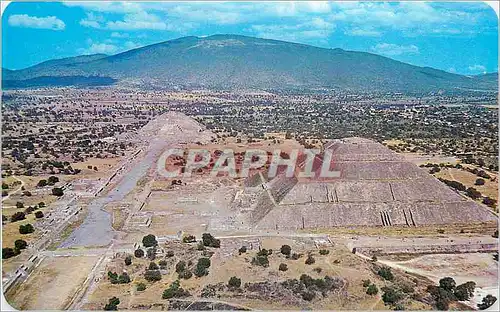 Moderne Karte Air view of the Avenue of the dead with the Pyramids to the Mont and Sun the Right side Mexico