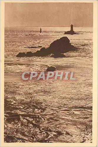 Cartes postales Cote Sauvage Pointe du Raz (Finistere) Le phare de la Vieille au loin l'Ile de Sein