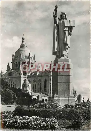 Cartes postales moderne La Basilique de Lisieux Statue de Ste Therese a l'Entree du Parvis