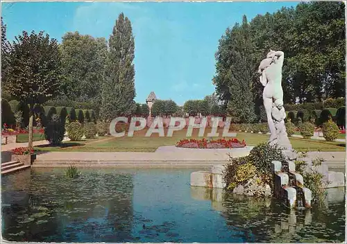 Cartes postales moderne Bourges (Cher) Les Jardins des Pres Fichaux Le bassin et la Statue de Diane