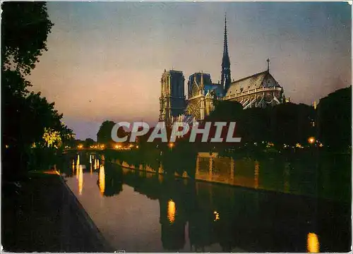 Moderne Karte Paris La nuit N D de Paris illuminee et un bras de la Seine