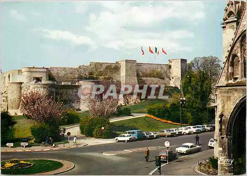 Cartes postales moderne Caen (Calvados) Les remparts du chateau a droite le portail de l'Eglise Saint Pierre