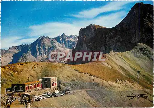 Cartes postales moderne Les Pyrenees Hotellerie du Col du Tourmalet (2114 m) vue de la route du Pic au fond  le Pic d'Es