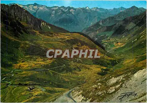 Cartes postales moderne Les Pyrenees Route du Col du Tourmalet descente sur Bareges et Luz au fond les Sommets de l'Aedi