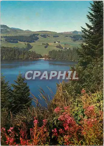 Cartes postales moderne L'Auvergne touristique le Lac Pavin (alt 1197 m) Profondeur 92 m superficie 44 ha au fond le mas