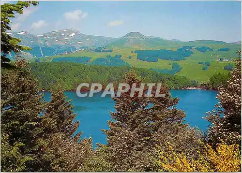 Cartes postales moderne Le Lac Pavin (alt 1197 m) prof 92 superficie 44 ha au fond super besse et le massif du Sanc