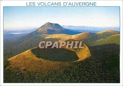 Cartes postales moderne La Chaine des Anciens volcans d'Auvergne le Puy de Pariou alt 1209 m et au Loin le Puy de Dome a