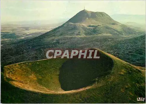 Cartes postales moderne Le Puy de Dome (alt 1465 m) au premier plan un ancien volcan le Puy du Pariou