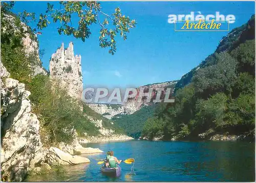 Cartes postales moderne Gorges de l'Ardeche Canoe au pied du Rocher de la Cathedrale