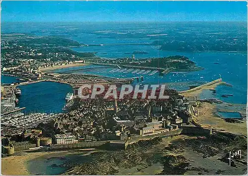 Cartes postales moderne Saint Malo Ille et Vilaine La Ville Close et au fond le Port de Saint Servan